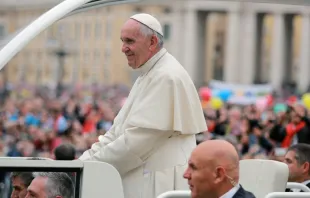 El Papa recorre la Plaza de San Pedro y saluda a los fieles. Foto: Lucía Ballester / ACI Prensa 