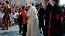 El Papa saluda a un niño durante la Audiencia. Foto: Alexey Gotovsky / ACI Prensa