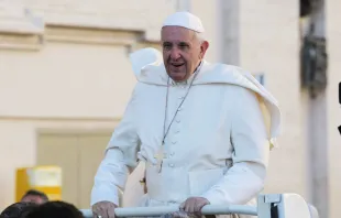 El Papa en el papamóvil saluda a los fieles. Foto: Daniel Ibáñez / ACI Prensa 