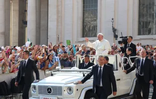 El Papa saluda a los fieles durante la Audiencia. Foto: Alexey gotovsky / ACI Prensa 
