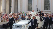 El Papa saluda a los fieles durante la Audiencia. Foto: Alexey gotovsky / ACI Prensa