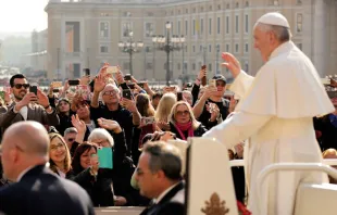El Papa Francisco saluda a los peregrinos en la Plaza de San Pedro. Foto: Lucía Ballester (ACI Prensa) 