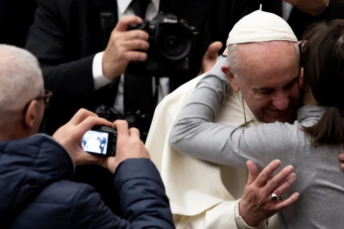 Papa Francisco: En cada obra de misericordia Dios se manifiesta al mundo