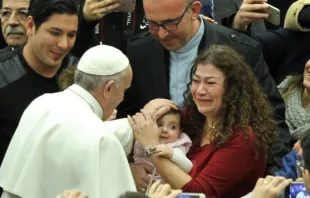 El Papa bendice un bebé durante la Audiencia. Foto: Lucía Ballester / ACI Prensa 