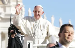 El Papa saluda a los fieles antes de comenzar la Audiencia. Foto: Daniel Ibáñez / ACI Prensa 