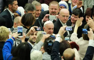 El Papa en la Audiencia rodeado de fieles. Foto: Lucu00eda Ballester / ACI Prensa 