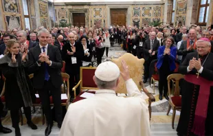 El Papa en la audiencia con los polu00edticos. Foto: L'Osservatore Romano 