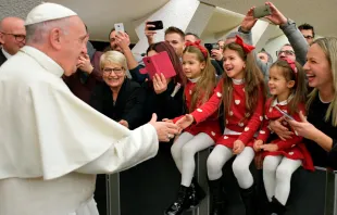 El Papa saluda a familias de trabajadores. Foto: L'Osservatore Romano 