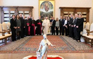 El Papa Francisco recibe a Misión América en el Vaticano. Crédito: Vatican Media 