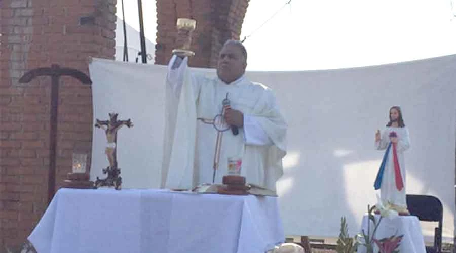 P. u00c1ngel Franco Nieto celebra la Misa sobre el techo de la parroquia San Juan Bautista en Ciudad Hidalgo, Michoacu00e1n. Cru00e9dito: Cortesu00eda Parroquia San Juan Bautista.?w=200&h=150