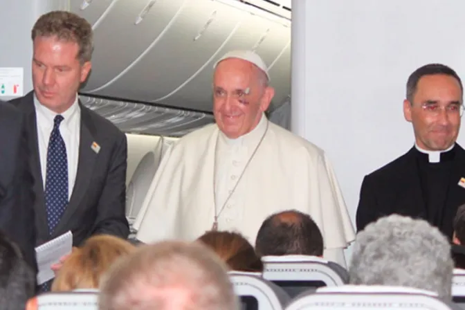 TEXTO COMPLETO: Rueda de prensa del Papa Francisco en el vuelo de Colombia a Roma