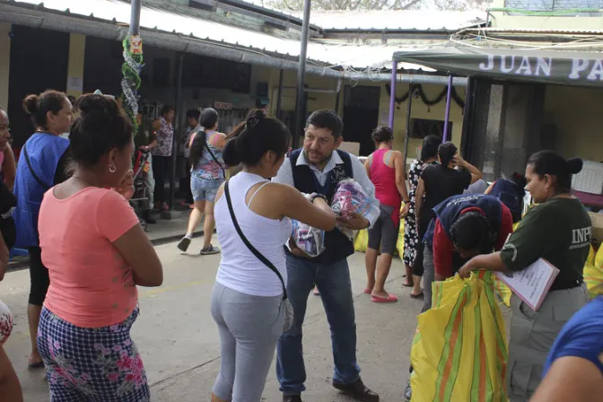 Arzobispado lleva ayuda y mensaje de esperanza a mujeres encarceladas [FOTOS]