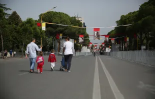 Una calle principal de Tirana con imu00e1genes de mu00e1rtires albaneses. Foto: Daniel Ibu00e1u00f1ez / ACI Prensa 