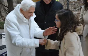 Benedicto XVI con Ana Amado García / Foto: Daniel Ibáñez (ACI Prensa) 
