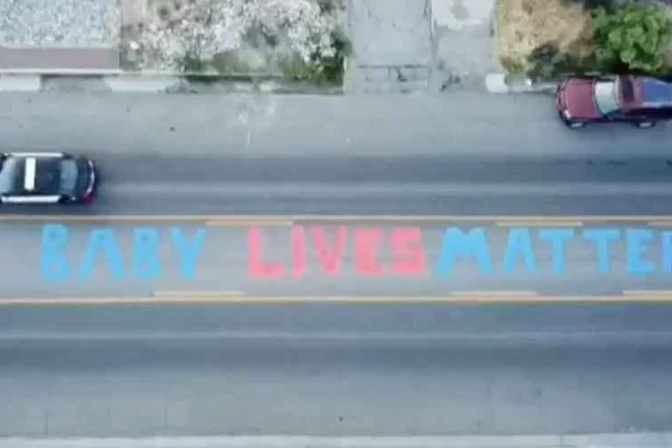 Pintan mensaje de “Baby Lives Matter” afuera de clínica de Planned Parenthood