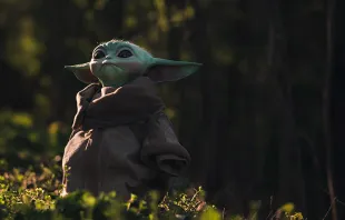Baby Yoda, personaje de Star Wars | Crédito: Foto de Lukas Denier en Unsplash 