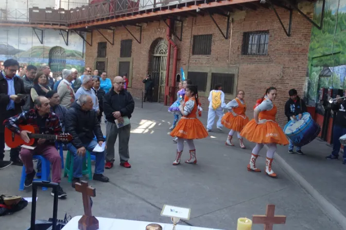 Baile religioso visita por primera vez a reclusos de cárcel de alta seguridad en Chile