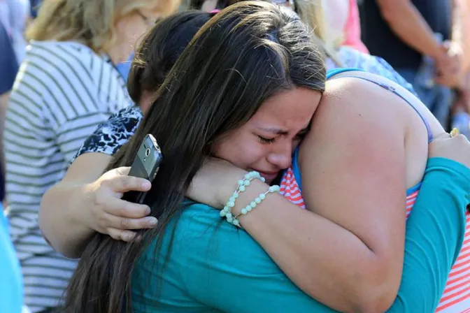 Arzobispo reza por víctimas de balacera en escuela de Oregon en Estados Unidos