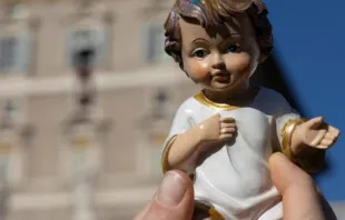 Uno de los "Bambinelli" bendecido en la Plaza de San Pedro por el Papa Francisco. Crédito: Vatican Media. 