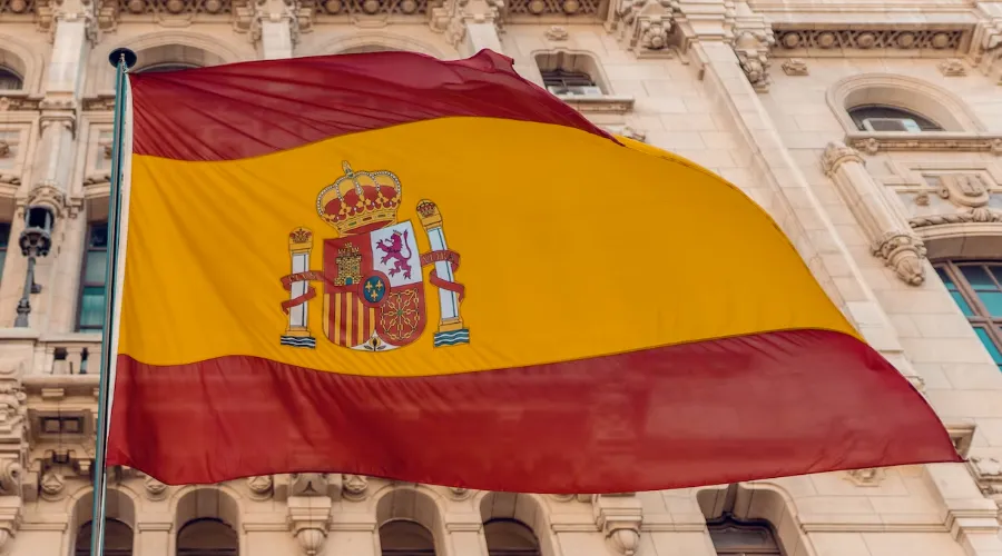 Día de la Hispanidad  ¿Por qué la bandera de España es roja y