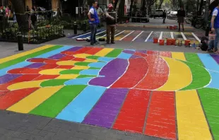 Calle de Ciudad de México pintada con colores de la bandera gay. Crédito Twitter / Subsecretaría de Derechos Humanos. 
