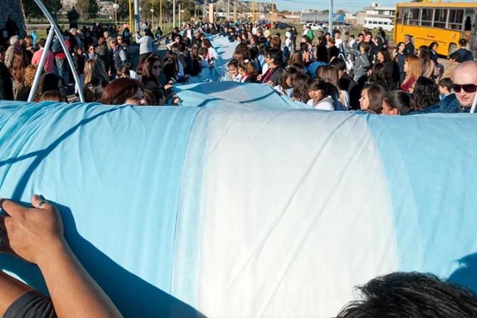 Para que el país resurja se necesita el compromiso de todos, afirma arzobispo argentino