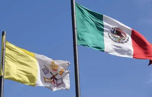 Banderas del Vaticano y México. Foto: David Ramos / ACI Prensa. 