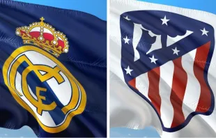 Banderas con los emblemas del Real Madrid y del Atlético de Madrid. Crédito: jorono / Pixabay. 