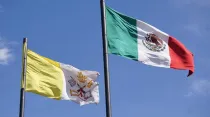 Banderas del Vaticano y de México. Foto: David Ramos / ACI Prensa.
