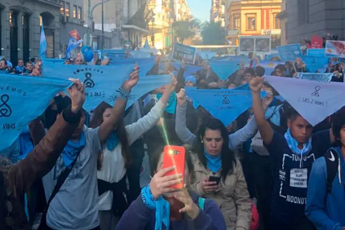 Se manifiestan en defensa de la vida al inicio de debate del aborto en Senado de Argentina