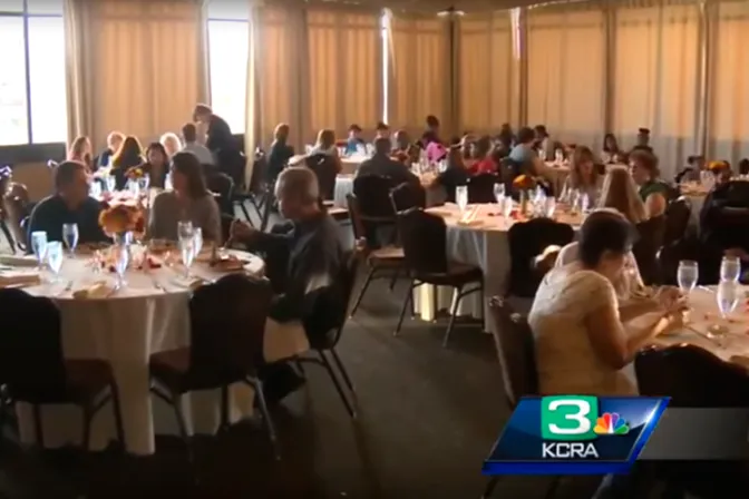 Lo que hizo la familia de una novia plantada con el banquete matrimonial conmueve Internet