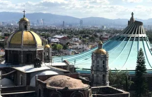 Antigua (izquierda) y nueva Basílica de Guadalupe (derecha) en Ciudad de México. Crédito: David Ramos / ACI Prensa. 