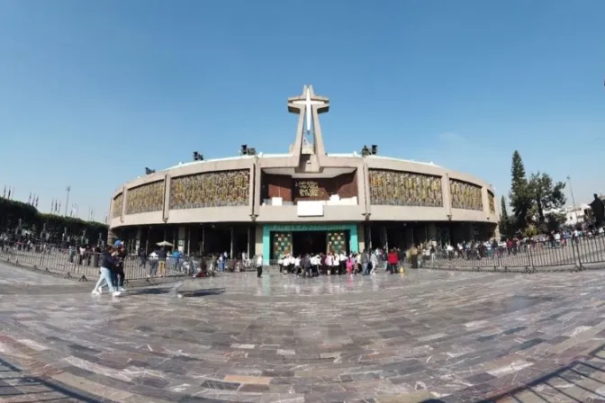 Devotos peregrinaron a ver a la Virgen de Guadalupe antes del cierre de la Basílica
