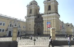 Basílica y convento de San Francisco en Lima, con el hoy derribado cerco que rodeaba la plazuela. Crédito: David Ramos / ACI Prensa. 