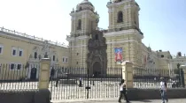 Basílica y convento de San Francisco en Lima, con el hoy derribado cerco que rodeaba la plazuela. Crédito: David Ramos / ACI Prensa.
