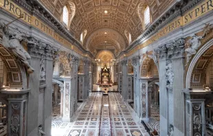 Basílica de San Pedro vacía por emergencia del coronavirus. Foto: Vatican Media 