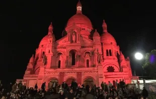 Basílica del Sagrado Corazón en París iluminada de rojo / Foto: Ayuda a la Iglesia Necesitada (ACN) 