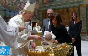 El Papa Francisco bautiza a unos de los 13 niños que recibieron el sacramento hoy en la Capilla Sixtina. Crédito: Vatican Media 