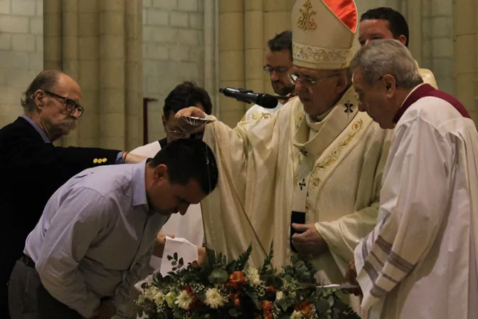 En un comedor social encontró a Dios y se bautizó en Pascua