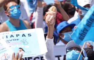 Mujer sostiene imagen de bebé durante la multitudinaria marcha provida el 3 de octubre en Ciudad de México. Crédito: David Ramos / ACI Prensa. 