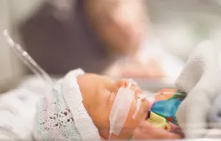 Imagen referencial de bebé en unidad de cuidados intensivos. Crédito: Shutterstock 