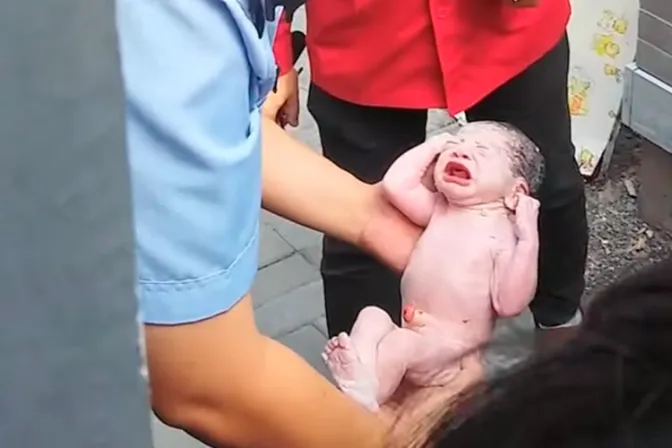 [VIDEO] China: Rescatan a bebé recién nacida de retrete de un baño público