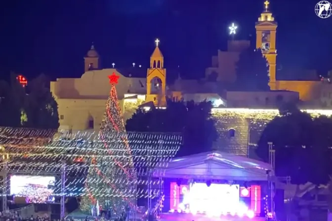 Belén enciende árbol de Navidad en medio de fuegos artificiales