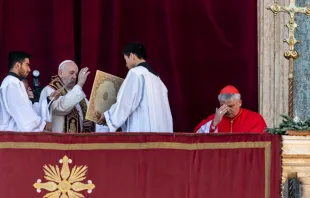 El Papa imparte la bendición Urbi et Orbi. Foto: Daniel Ibáñez / ACI Prensa 