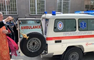 Nuncio Apostólico en Armenia bendice ambulancia. Foto: Vatican Media 