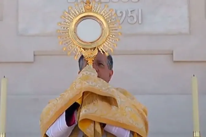 Así fue la bendición del mundo con el Santísimo para frenar el coronavirus