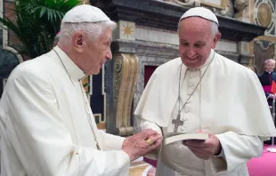Benedicto XVI y el Papa Francisco durante la celebración. Foto: L'Osservatore Romano 