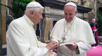 Benedicto XVI y el Papa Francisco durante la celebración. Foto: L'Osservatore Romano