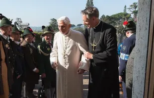 Benedicto XVI y Mons. Georg Gänswein. Crédito: Vatican Media 