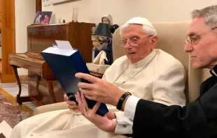 El Papa Benedicto XVI con su secretario, el Arzobispo alemán Georg Gänswein. Crédito: Fundación Vaticana Joseph Ratzinger - Benedicto XVI 
